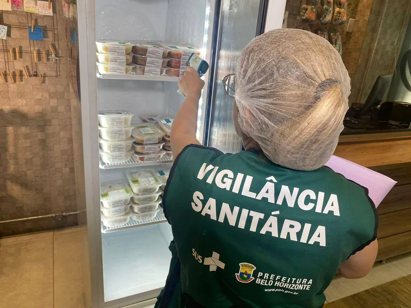 Fiscal da Vigilância Sanitária inspecionando comércio